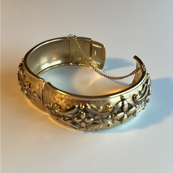 VTG Coro Pegasus Hinged Bangle Bracelet Goldtone 1940’s Victorian Revival - Picture 5 of 12